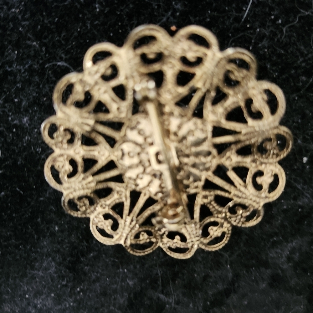 Vintage brooch in gold filigree setting - Picture 2 of 3